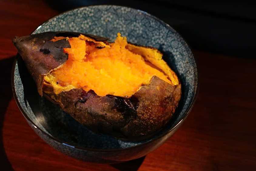 Nướng Khoai Bằng Lò Vi Sóng – Nhanh Gọn, Thơm Ngon Tại Nhà