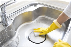 Cách làm sạch chậu rửa bát đơn giản và hiệu quả