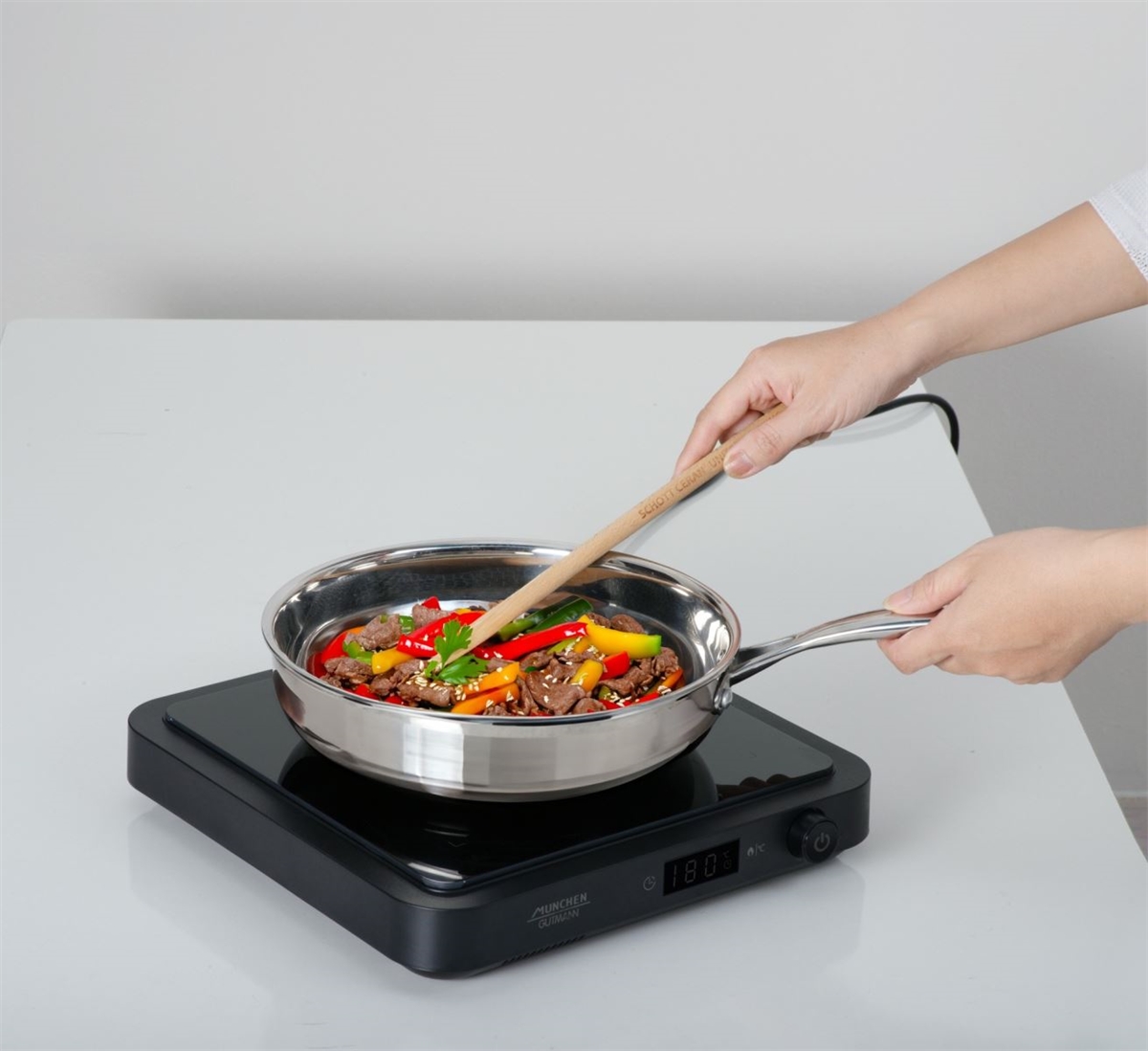 Bếp từ đơn 1 vùng nấu, công suất 1800–2200W, nhỏ gọn, di động, phù hợp sinh viên và gia đình ít người.