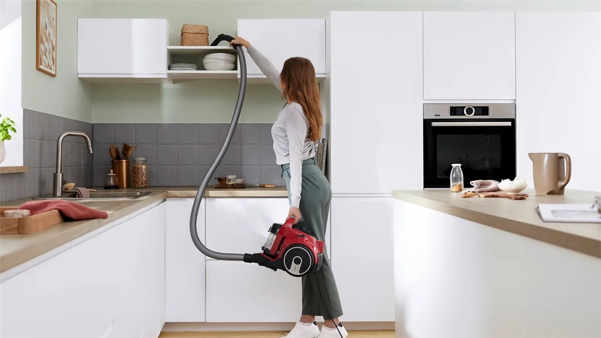 Máy hút bụi Bosch dạng hộp có dây, lực hút mạnh mẽ, dung tích lớn, vệ sinh chuyên sâu dễ dàng.