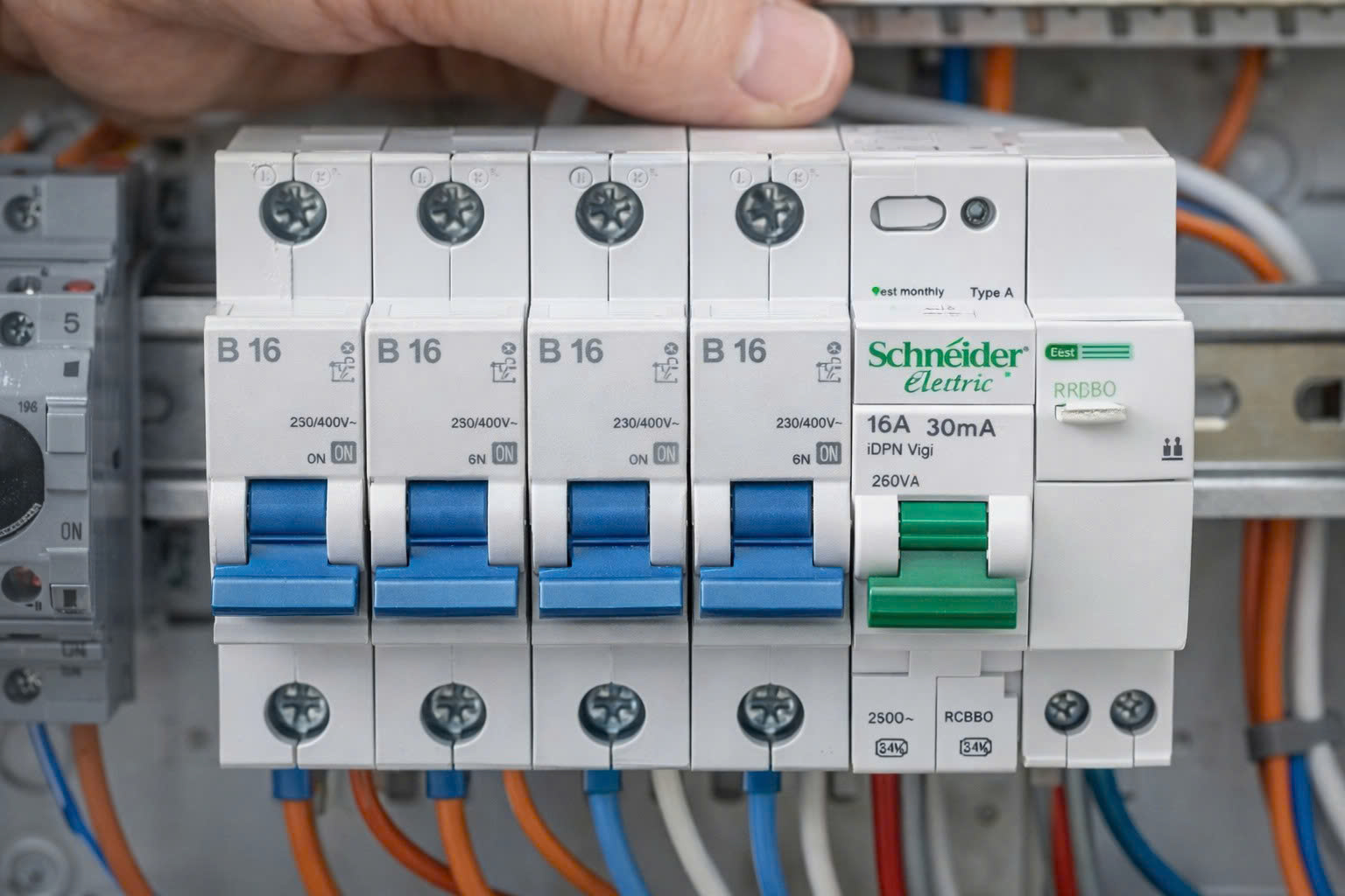 Minh hoạ aptomat/MCB/RCBO trong tủ điện gia đình