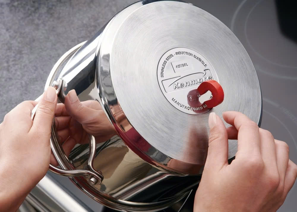 Thử nam châm ở đáy nồi để kiểm tra tương thích bếp từ