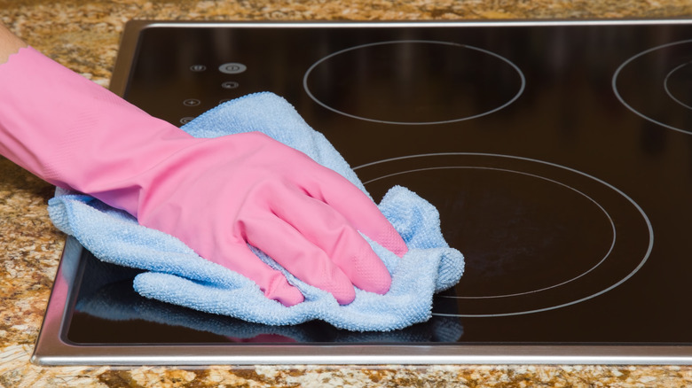 Khăn microfiber dùng để vệ sinh mặt kính bếp từ đôi