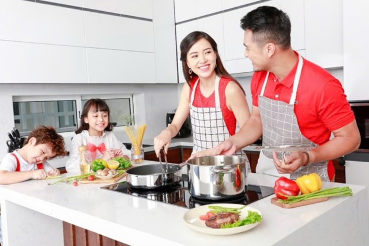 nau hai mon cung luc tren bep tu doi