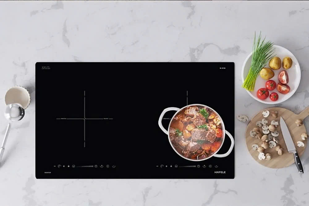 Bếp từ đôi Hafele lắp âm với thiết kế mặt kính đen sang trọng, giúp nấu ăn nhanh chóng và an toàn cho mọi gia đình.