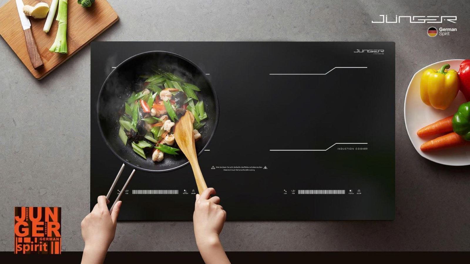 Thao tác xào rau củ trên bếp từ đôi Junger MK-22.