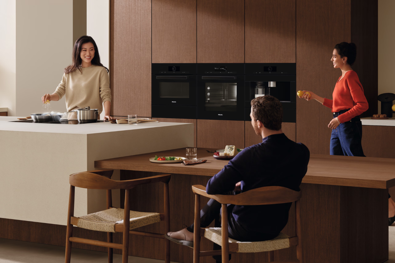 Miele – biểu tượng thiết bị bếp cao cấp, kết hợp hoàn hảo giữa thiết kế tinh tế và công nghệ vượt trội.