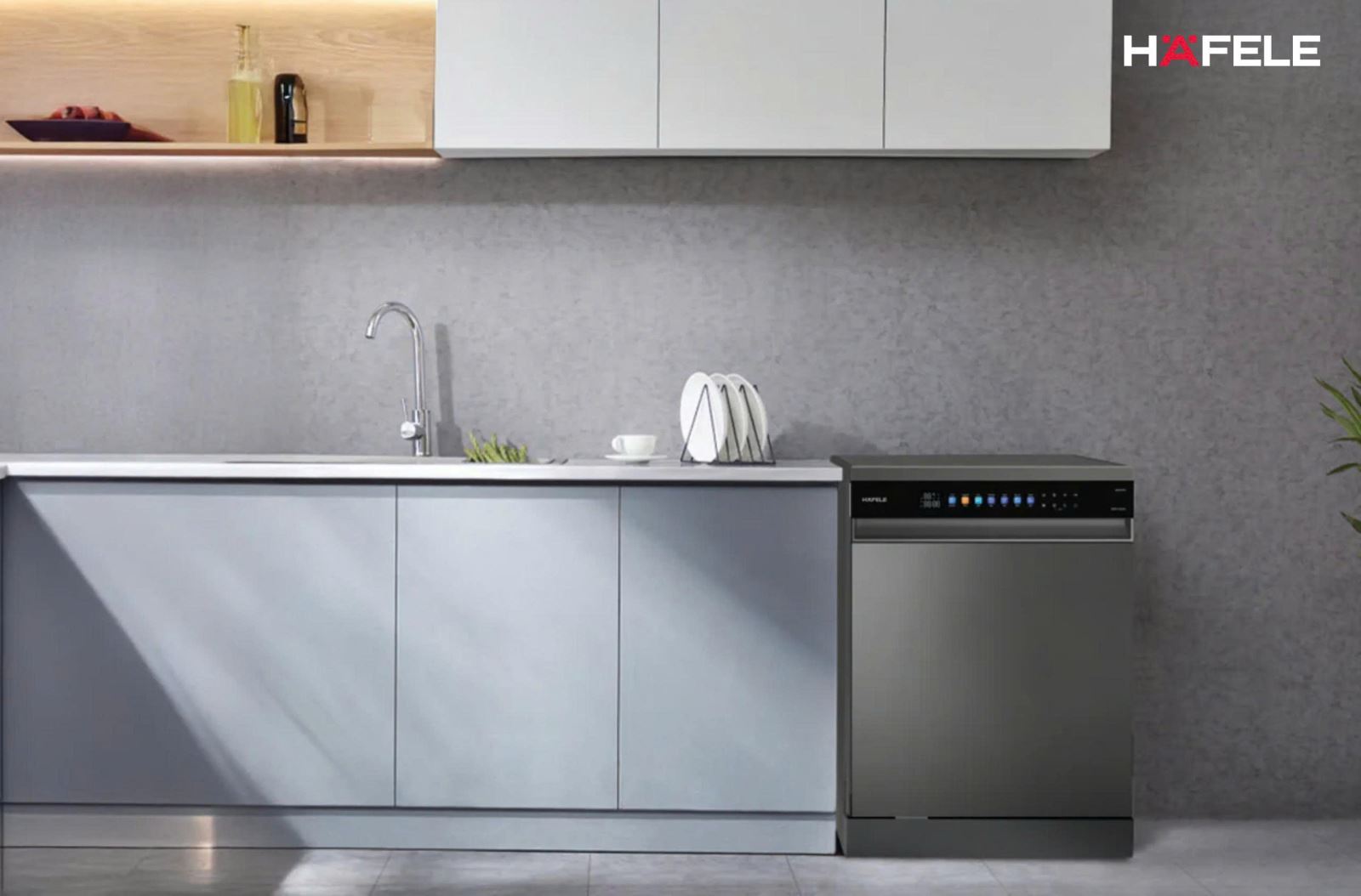 Máy rửa bát Häfele HDW-F6052G màu xám đặt cạnh hệ tủ bếp