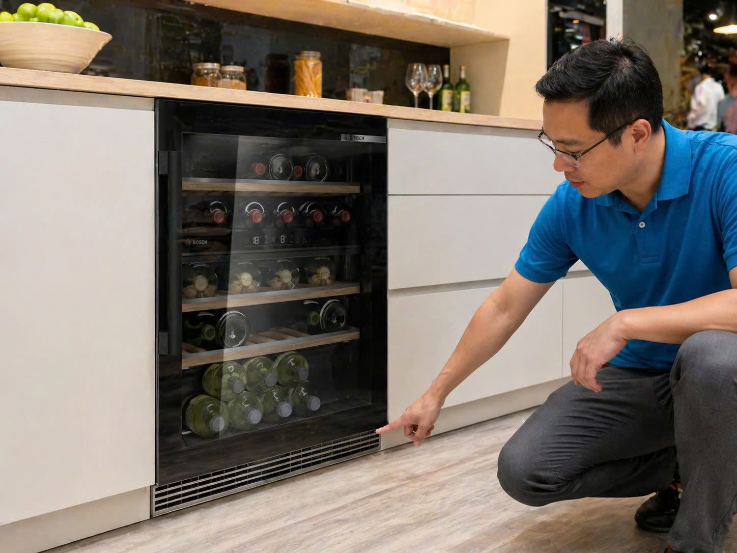 Kích thước tủ rượu vang âm tủ Bosch KUW21AHG0 và khe thông gió khi lắp trong bếp