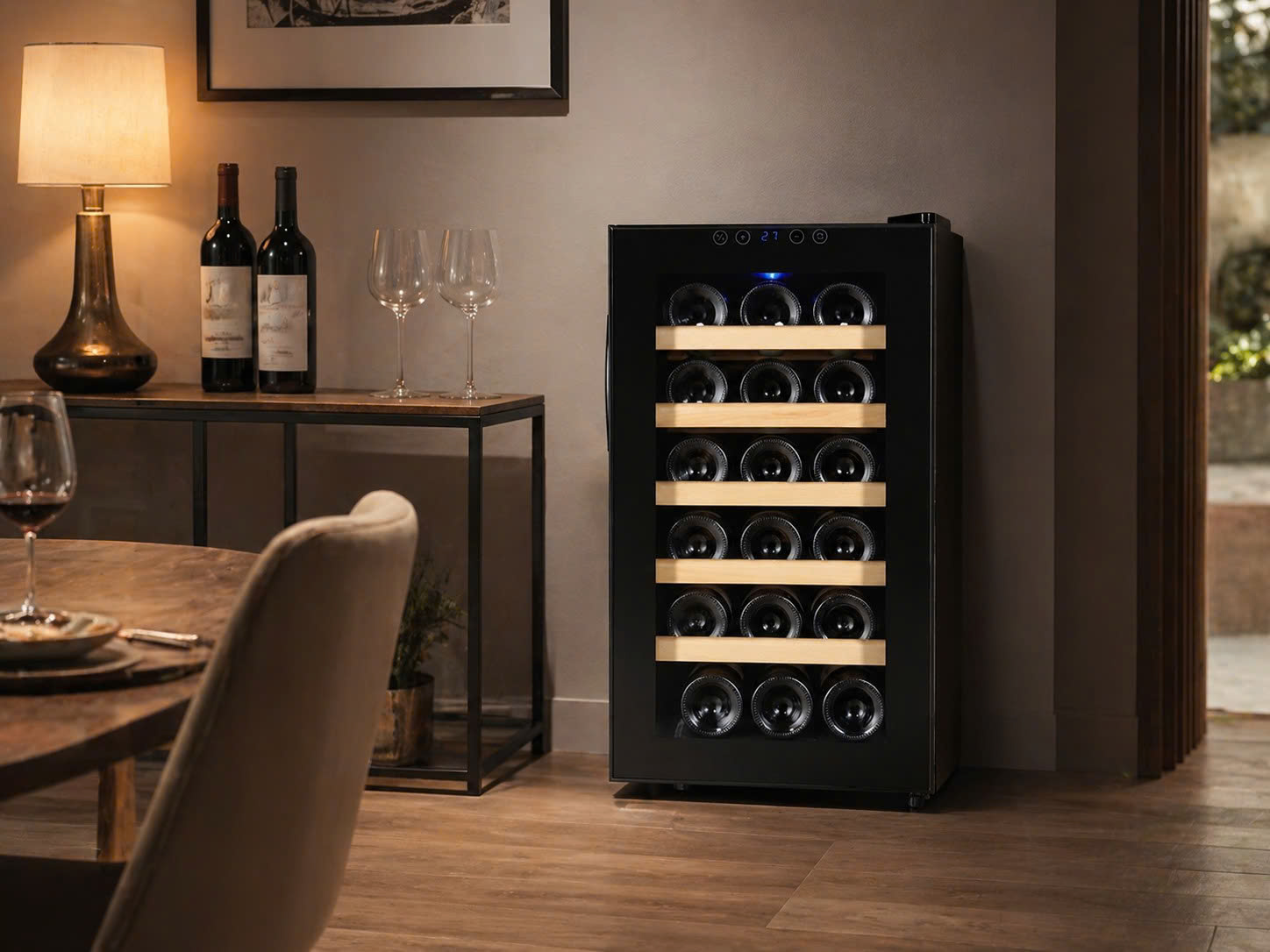 Tủ rượu vang Vinocave SC-18AJPM 18 chai đặt độc lập trong góc phòng ăn gia đình