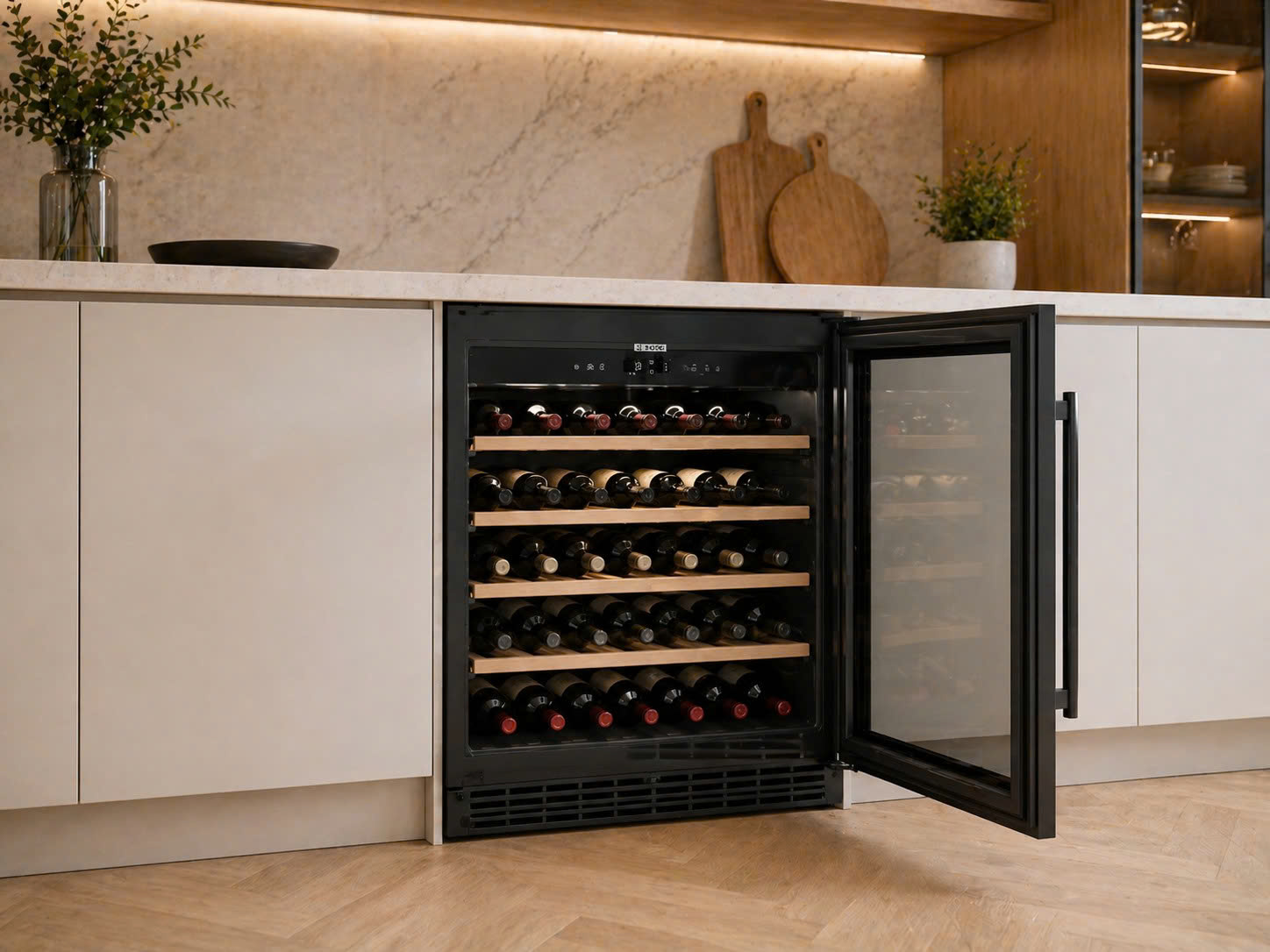tủ rượu vang Bosch KUW21AHG0 mở cửa trong bếp hiện đại