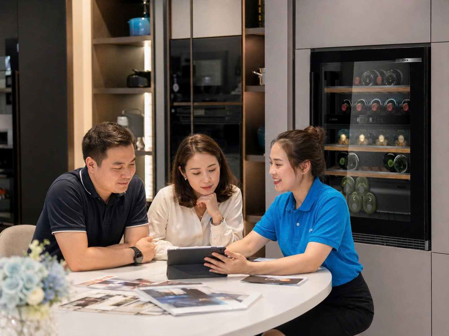 Chuyên viên BlueHome tư vấn khách chọn tủ rượu vang Bosch theo nhu cầu