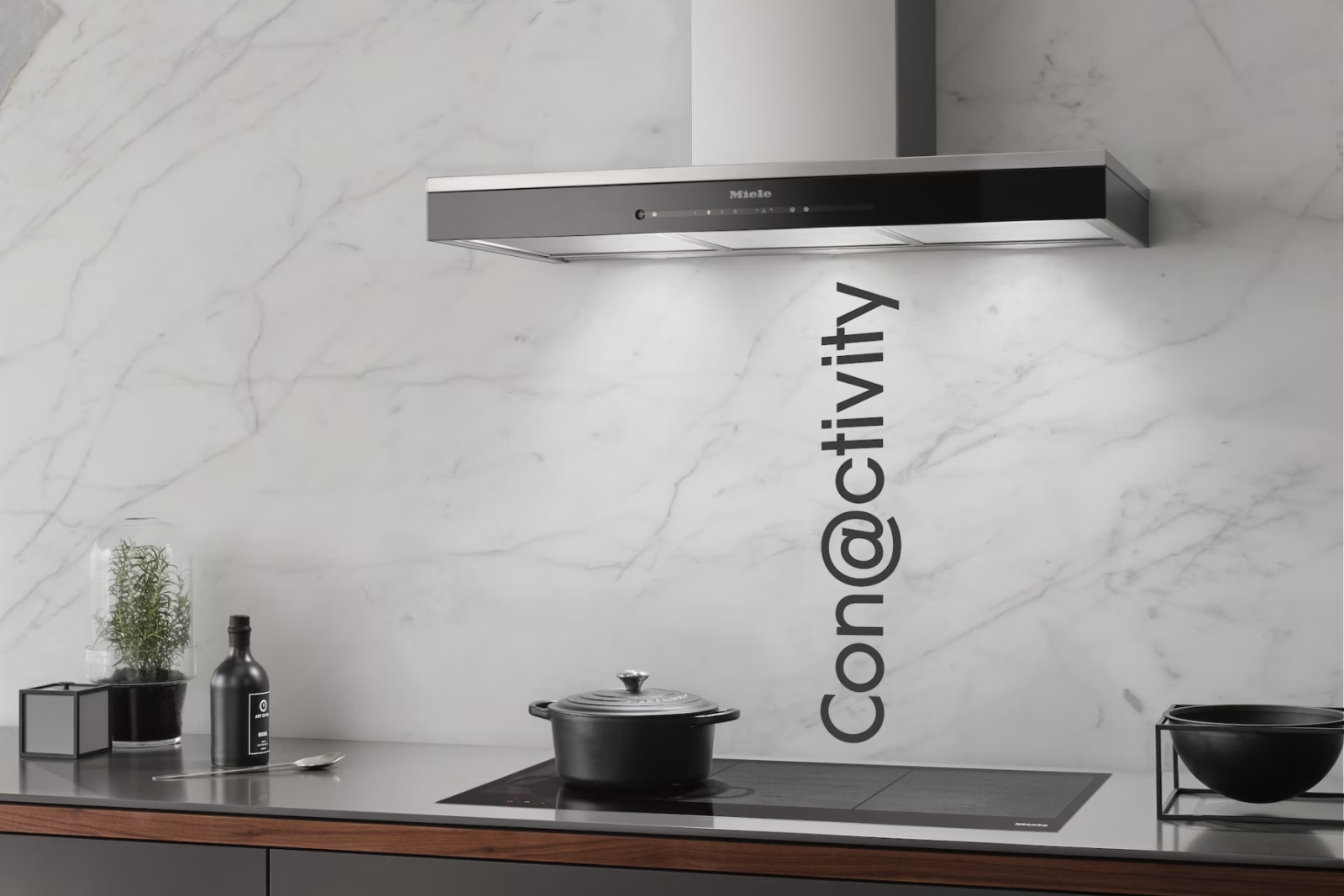 Miele KM 7999 FL tích hợp công nghệ Con@ctivity 3.0, tự động kết nối và điều khiển máy hút mùi qua WiFi, tối ưu không khí bếp một cách tiện lợi, yên tĩnh.