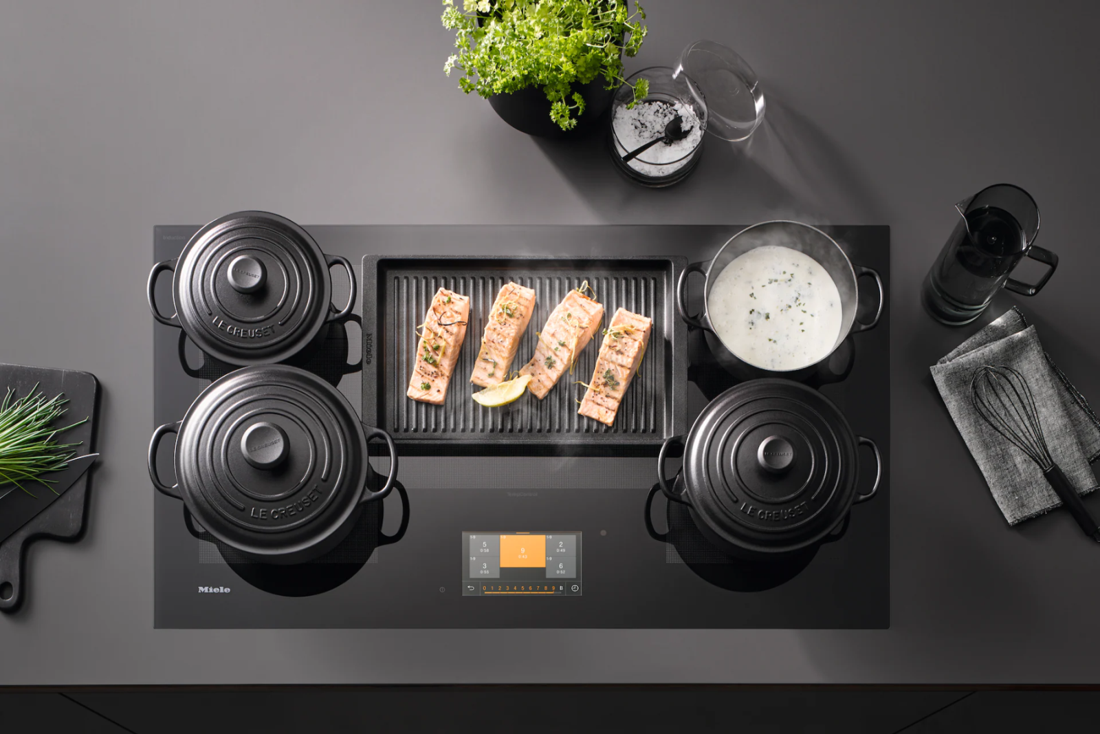 Miele KM 7999 FL có 3 vùng từ PowerFlex Plus linh hoạt, tự nhận diện nồi chảo, nấu tới 5 món cùng lúc.