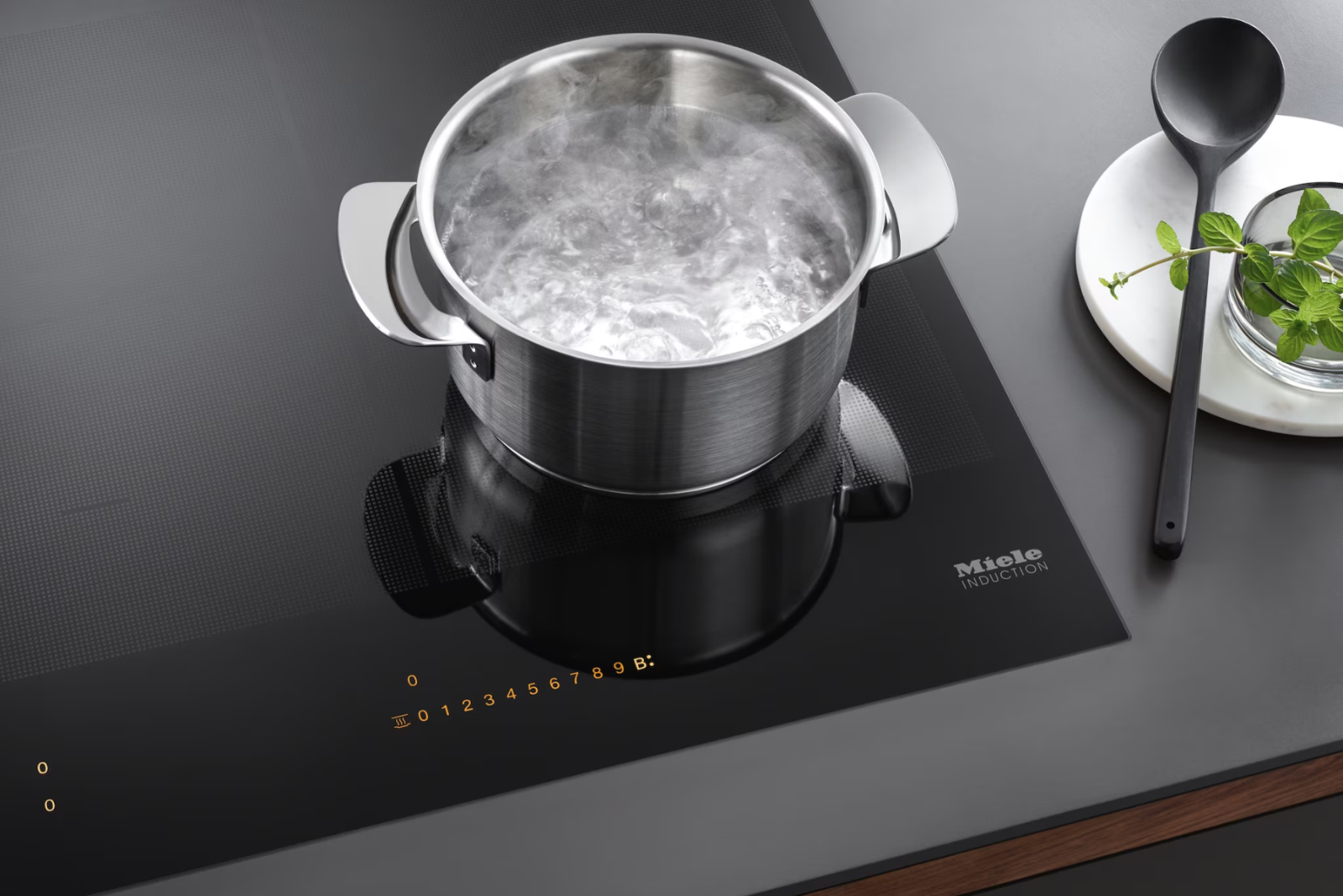 Chức năng TwinBooster trên Miele KM 7999 FL kết hợp hai vùng nấu, tăng nhiệt nhanh, tiết kiệm thời gian.