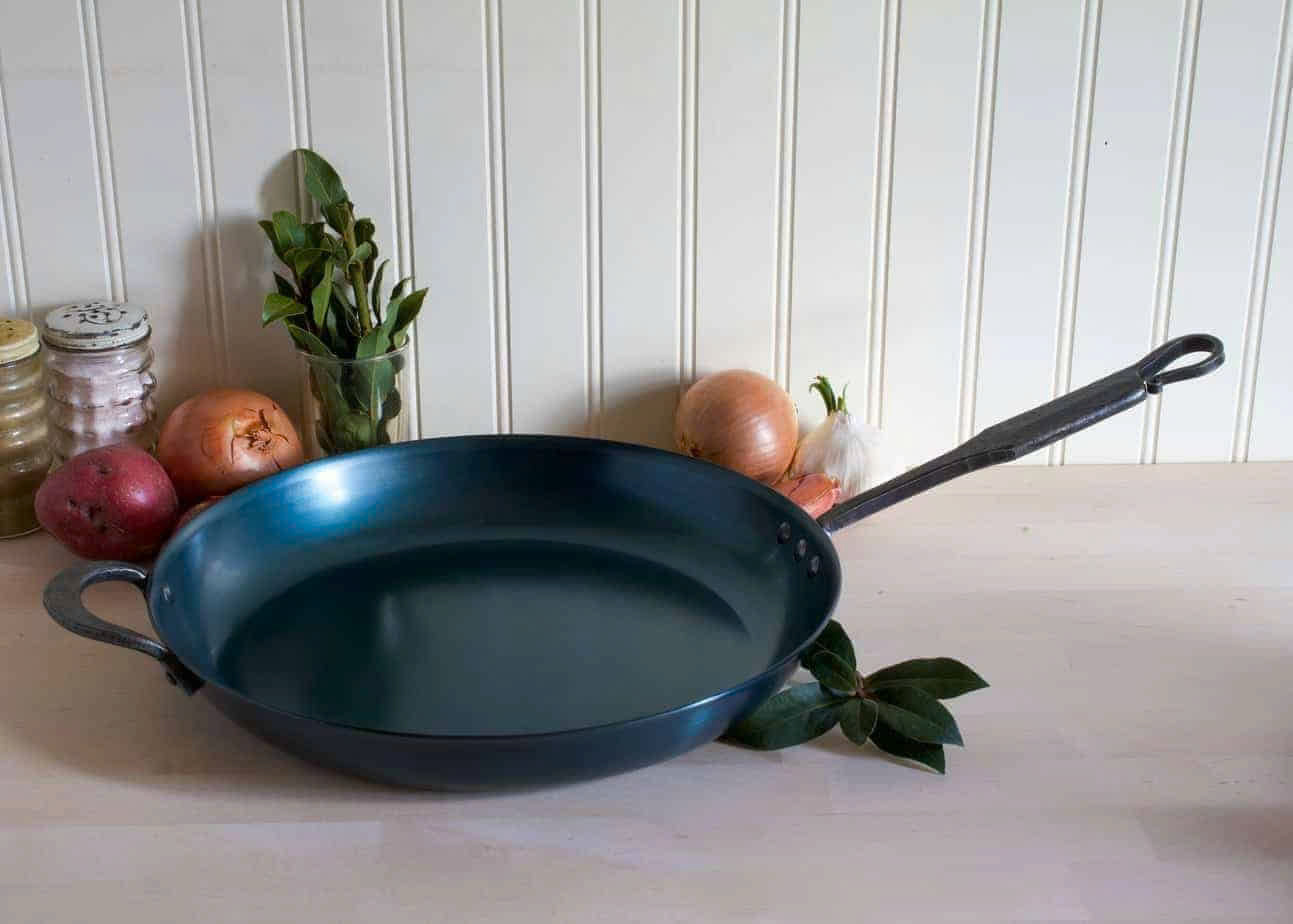 Chảo thép carbon nhẹ, bền, dẫn nhiệt nhanh, giữ nhiệt tốt, lý tưởng cho món xào lửa lớn.