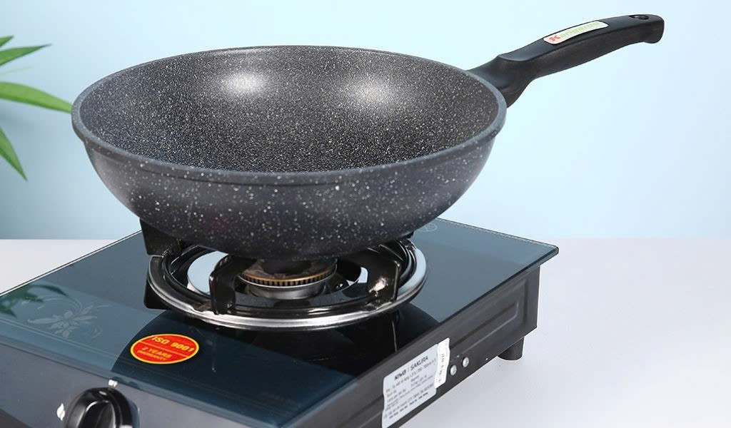 Chảo sâu lòng với thành cao, đáy hẹp hoặc phẳng rộng, lý tưởng để xào, chiên ngập dầu tiện lợi.