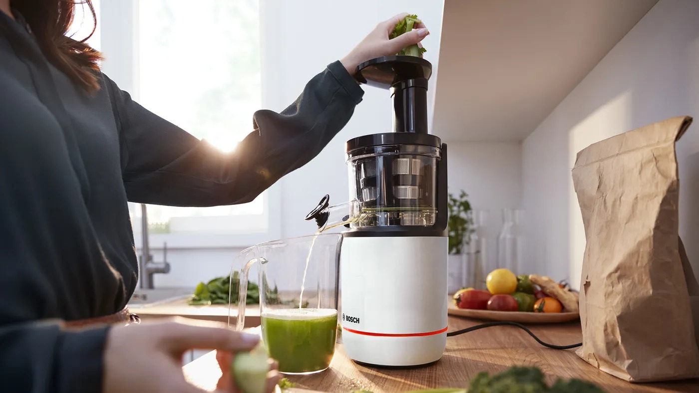 Máy ép chậm Bosch MESM500W ép nguyên liệu từ từ, không sinh nhiệt, giữ trọn vitamin, dưỡng chất.