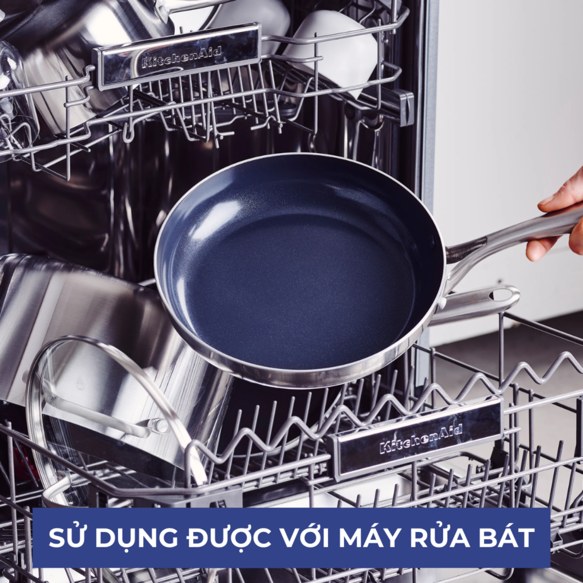 Quánh an toàn với máy rửa chén, nên rửa tay và dùng dụng cụ gỗ, silicone để bền lâu.