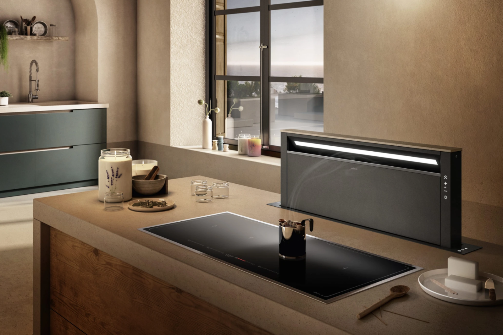 Máy hút mùi âm bàn Elica giấu kín dưới bàn, trồi lên khi cần, hút mạnh, hiện đại, tối giản.