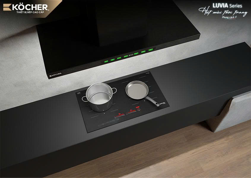 Góc nhìn từ trên của Köcher Luvia Black Matte phía trên bếp từ