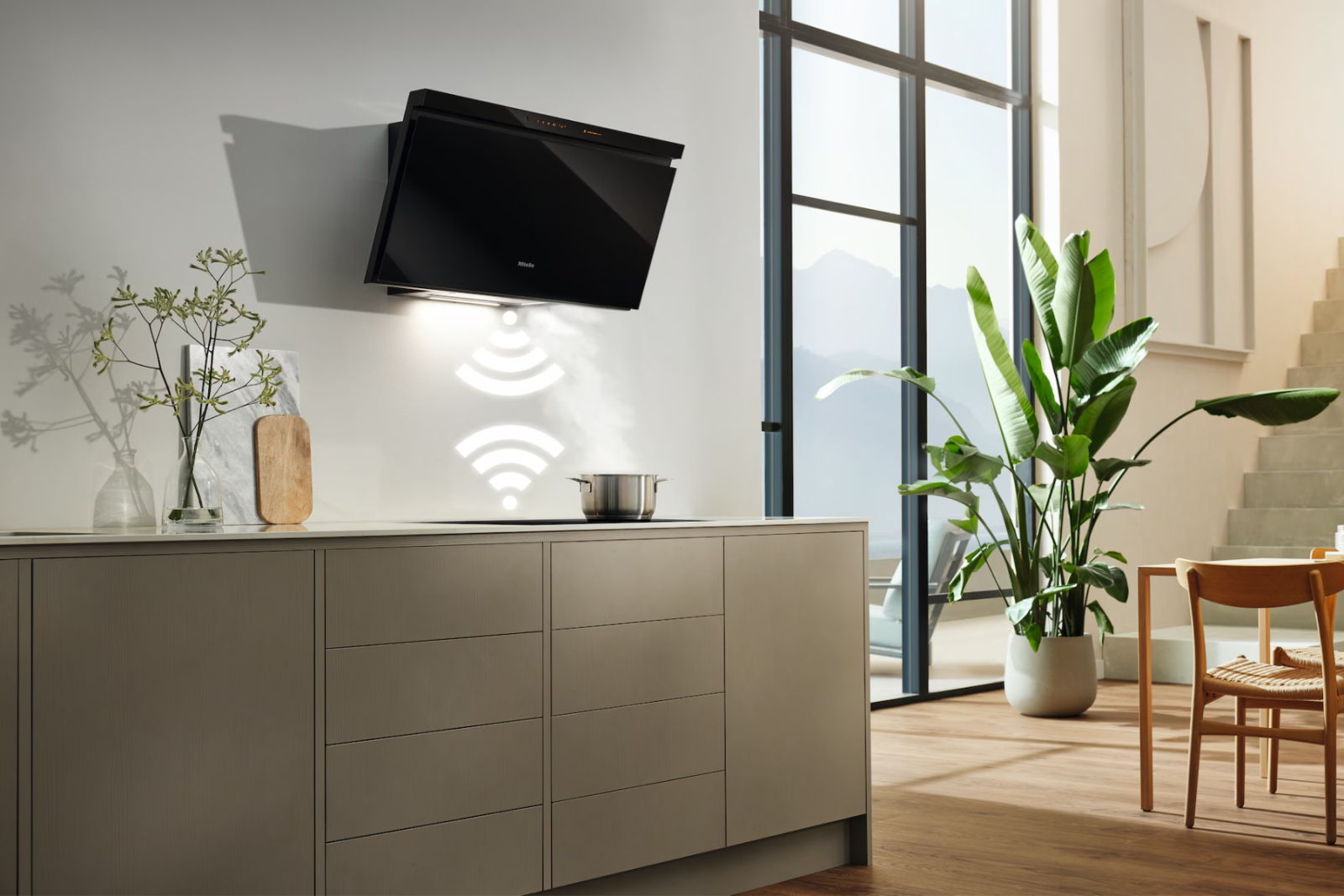 Miele Con@ctivity 3.0 tự động kết nối máy hút mùi và bếp từ, điều chỉnh công suất hút thông minh.