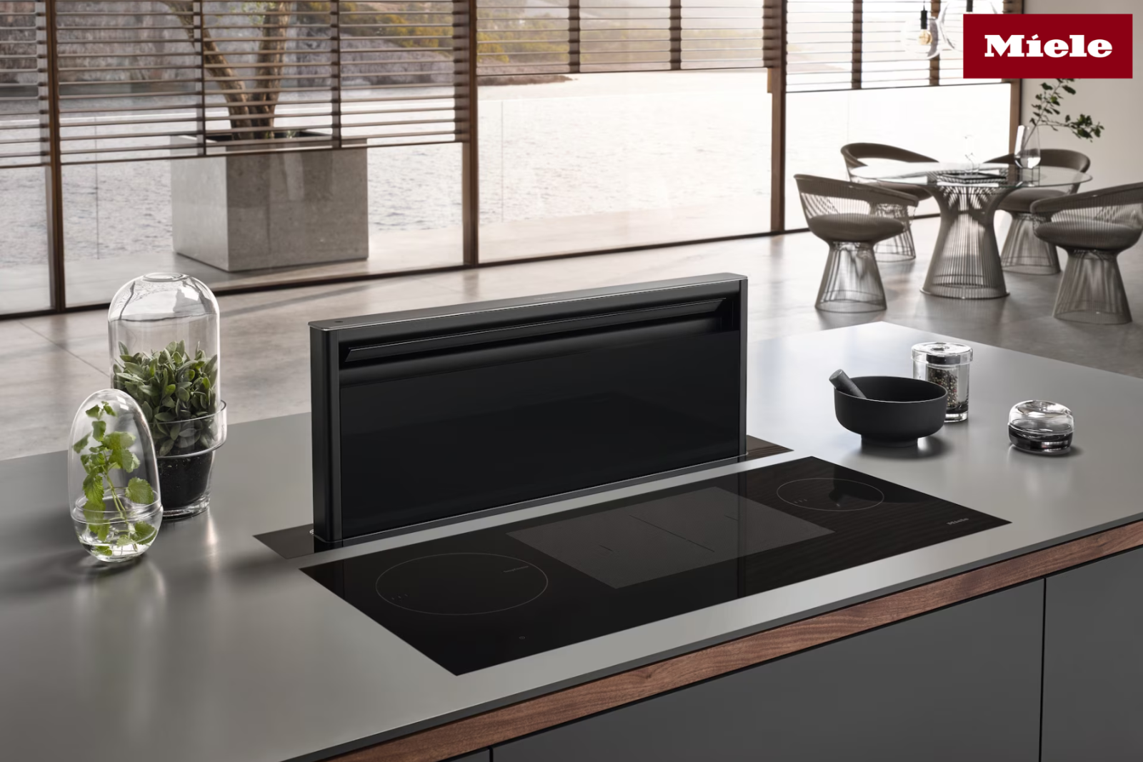 Máy hút mùi âm bàn Miele Levantar thiết kế ẩn, tự động nâng hạ, hút mạnh, lý tưởng cho bếp tinh tế.