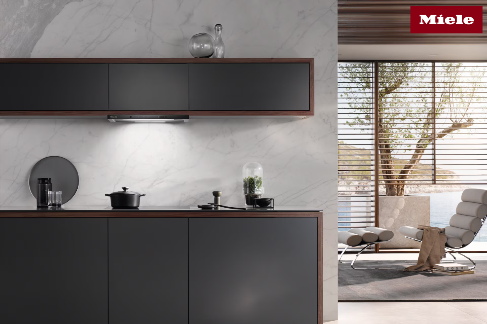 Máy hút mùi âm tủ Miele thiết kế chìm gọn, công suất hút mạnh, tiết kiệm không gian, phù hợp bếp tối giản.
