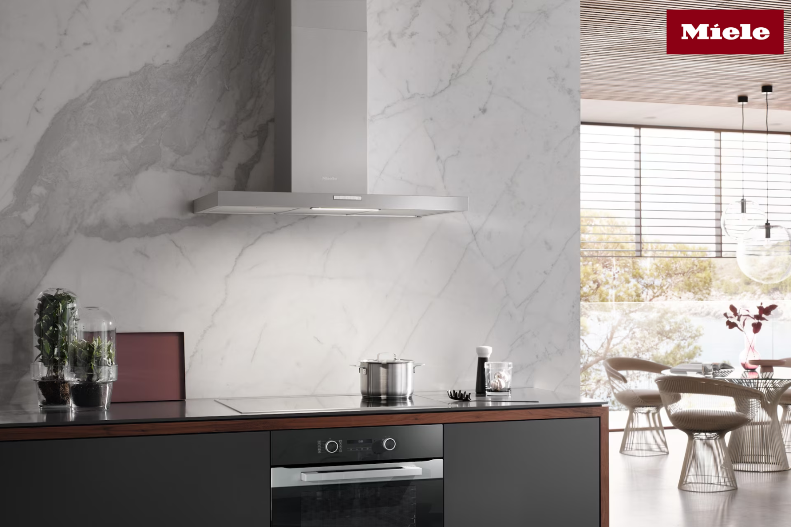 Máy hút mùi áp tường Miele thiết kế hiện đại, công suất mạnh, cảm ứng thông minh.