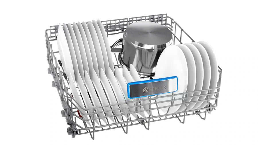 Giàn dưới máy rửa bát Spelier SP 16DWKT/S được xếp đĩa cùng một chiếc nồi
