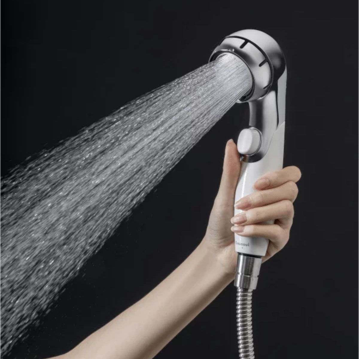 Cleansui ES301-WT có 296 lỗ phun siêu nhỏ, dòng nước êm ái