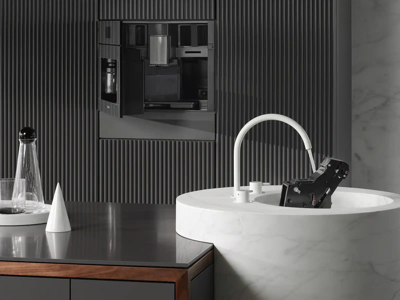 Máy pha cà phê âm tủ Miele CVA với mặt kính đen và bình sữa