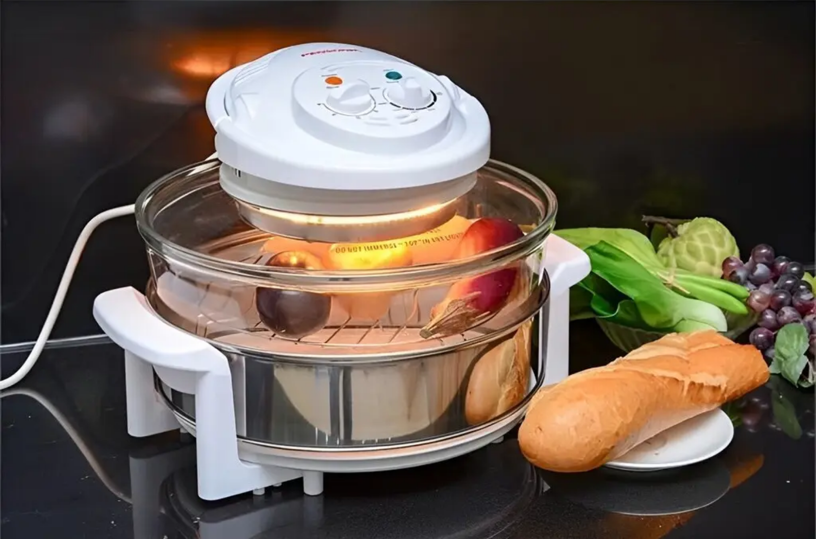 Lò nướng thủy tinh dạng nồi tròn, dùng nhiệt halogen và quạt đối lưu làm chín đều thực phẩm nhanh chóng.