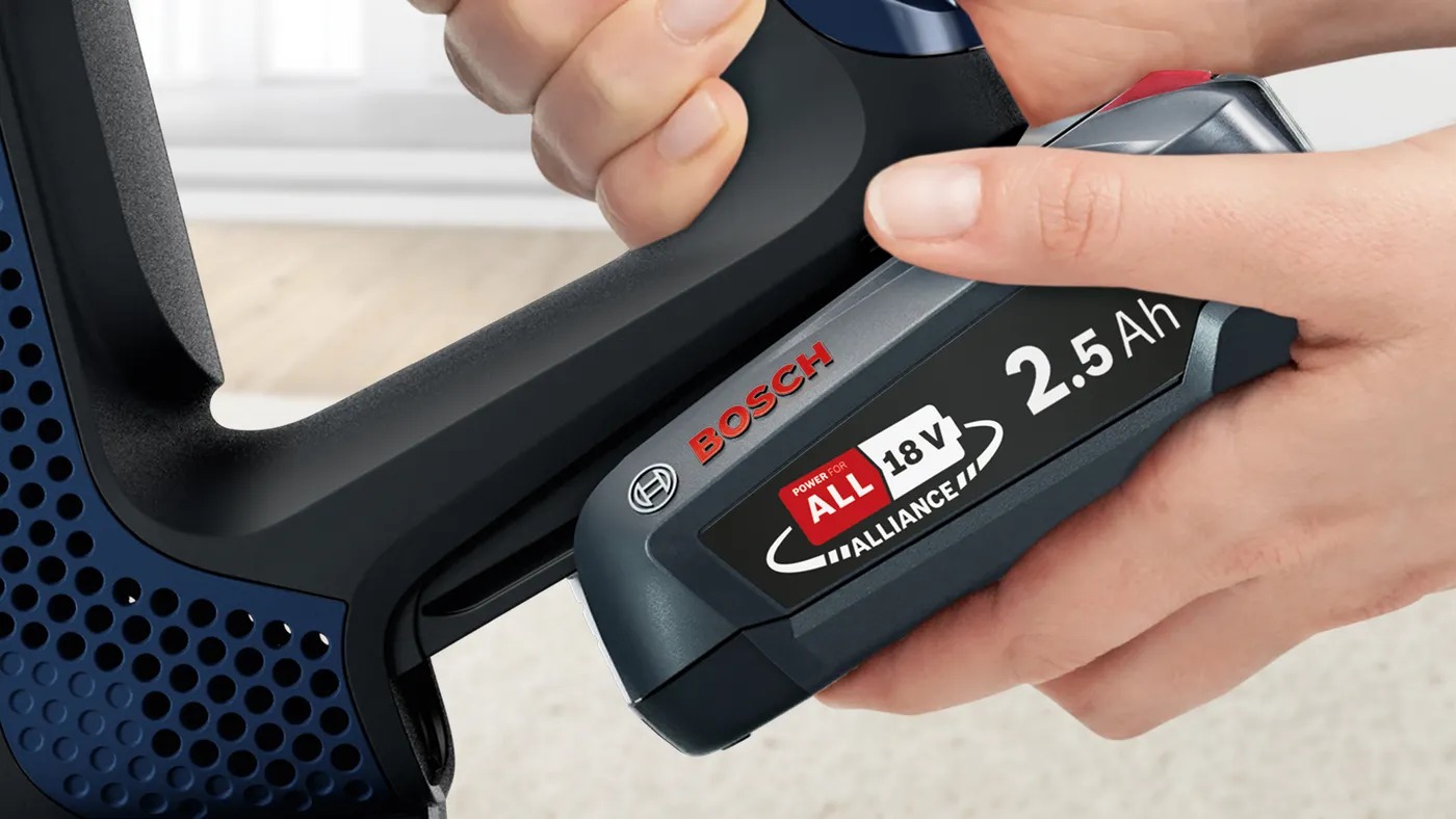 Bosch BBS611MAT sử dụng pin Lithium-ion 18V Power for All, có thể tháo rời dễ dàng để sạc hoặc thay thế khi cần thiết.
