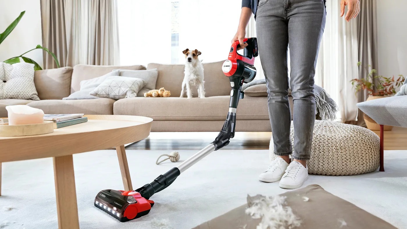 Bosch BCS711PET thiết kế ống hút Flex Tube gập 90°, dễ dàng làm sạch mọi góc sâu mà không mỏi lưng.