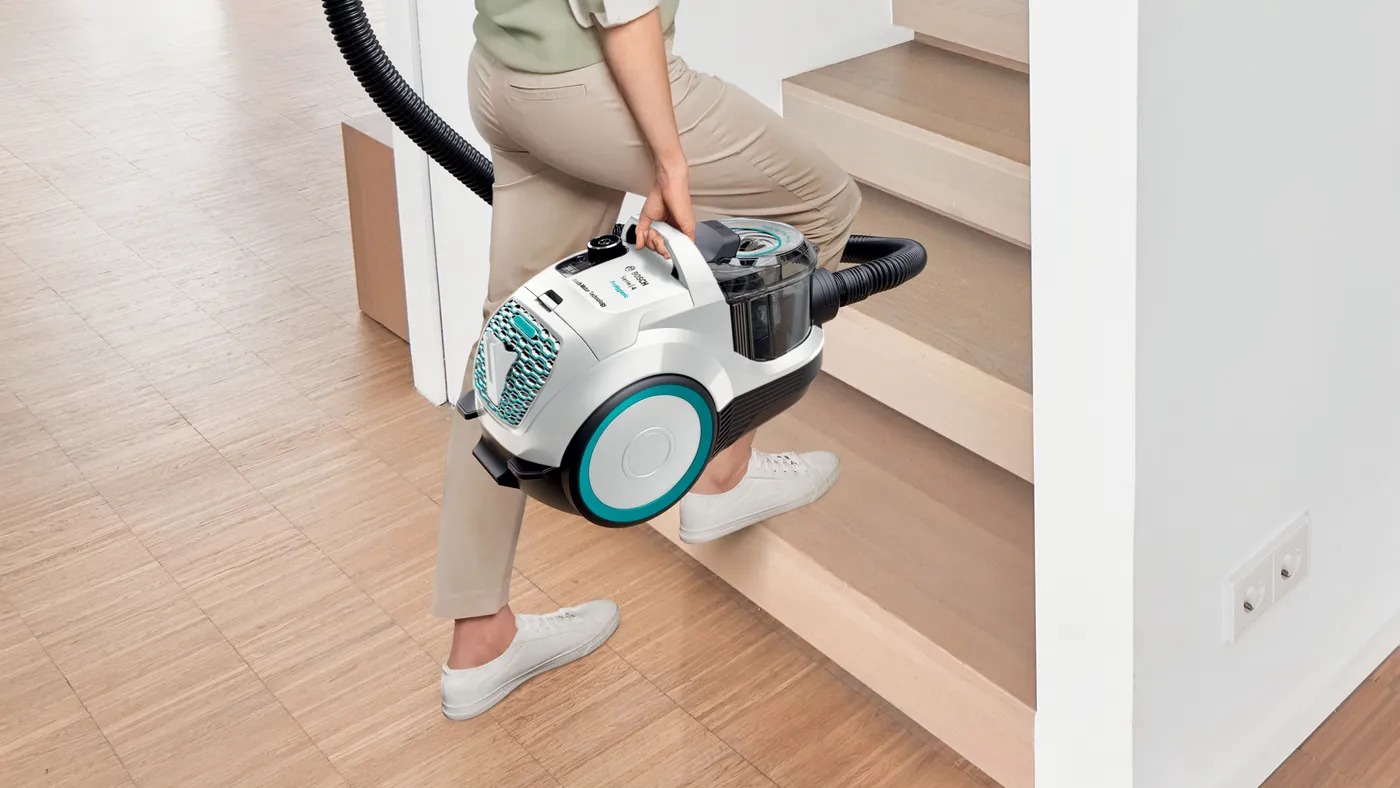 Máy hút bụi Bosch BGS21WHYG thiết kế hiện đại, màu trắng sang trọng, nhỏ gọn 5kg, dễ dàng di chuyển.
