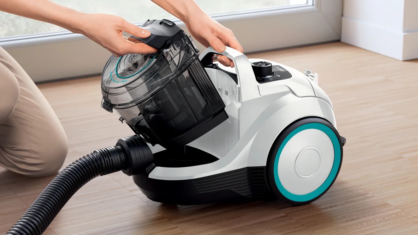 Hộp chứa bụi 2 lít trong suốt, không túi, dễ tháo lắp, vệ sinh nhanh gọn, tiện lợi và an toàn.