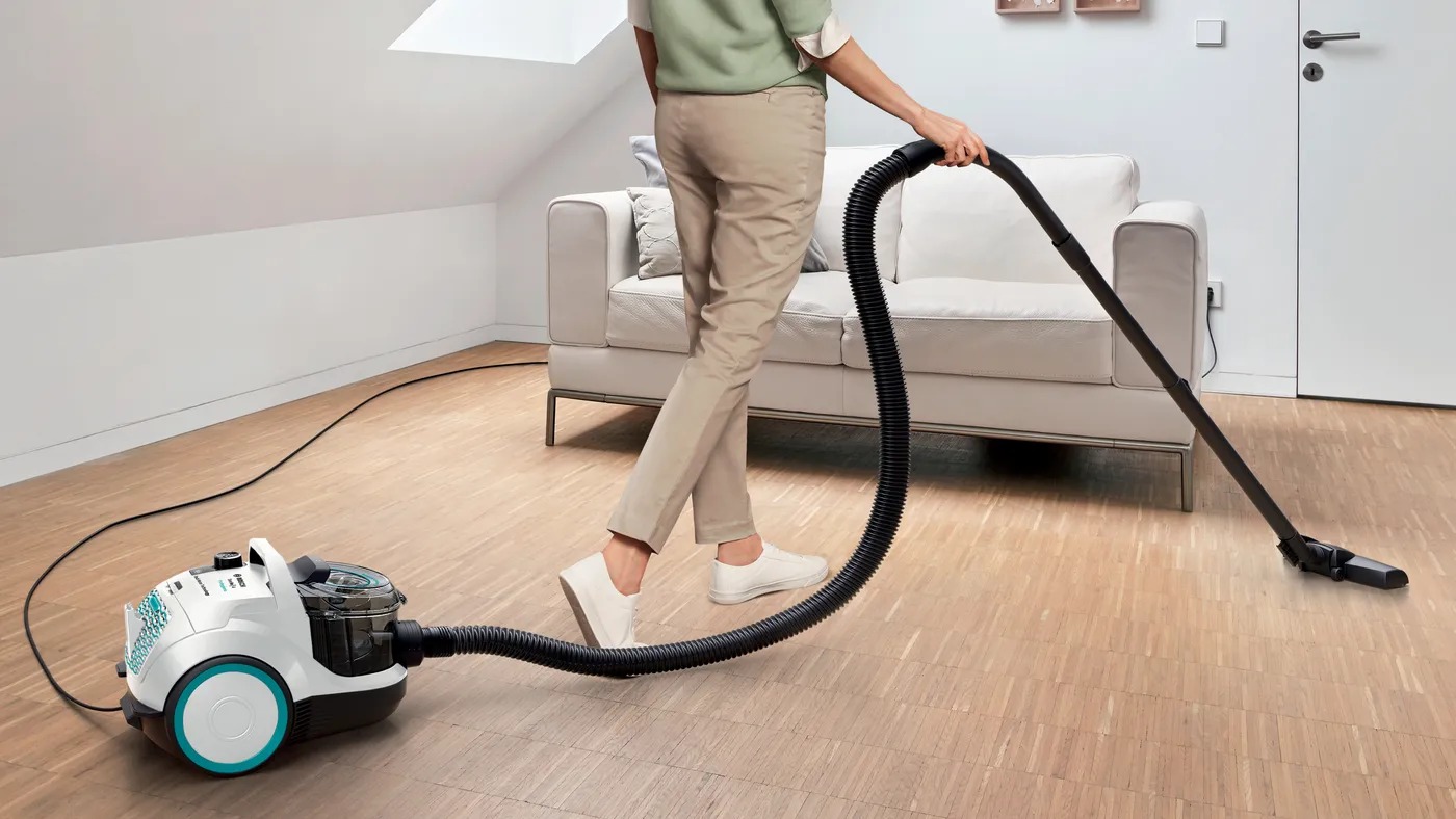Bán kính hoạt động rộng 10m, dây điện dài 7m, tự động thu dây tiện lợi, dễ dàng sử dụng.