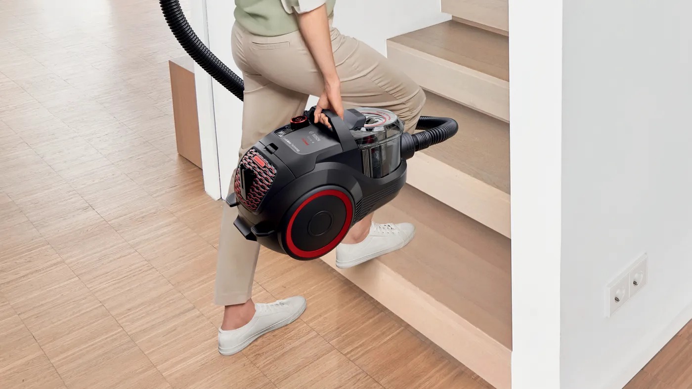 Bánh xe lớn và xoay 360°, tay cầm chống trượt, kéo nhẹ, không xước sàn, dễ di chuyển mọi nơi.