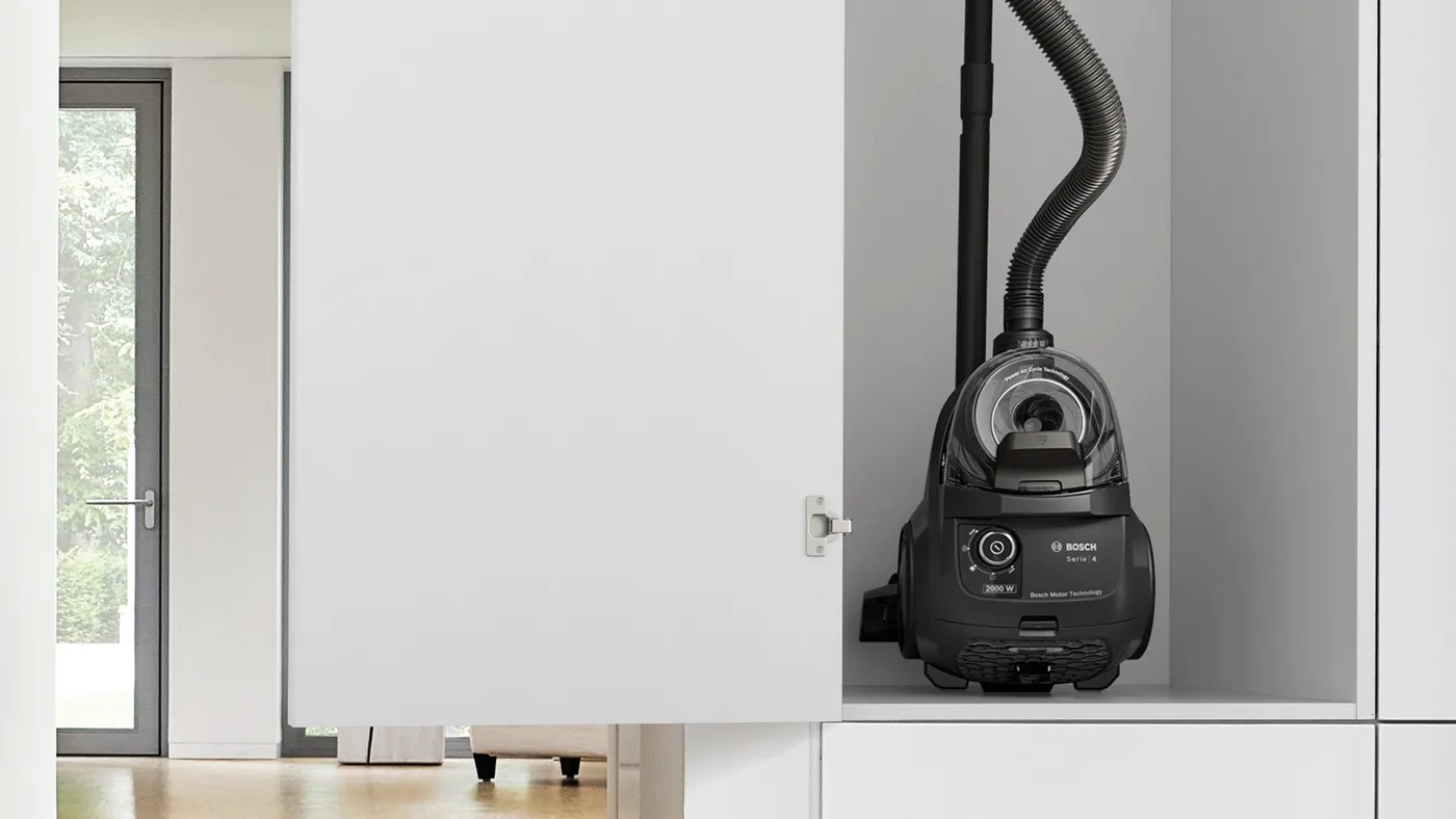 Máy hút bụi dạng hộp Bosch BGS21WX100 thiết kế nhỏ gọn, màu đen sang trọng, dễ cất giữ và di chuyển.