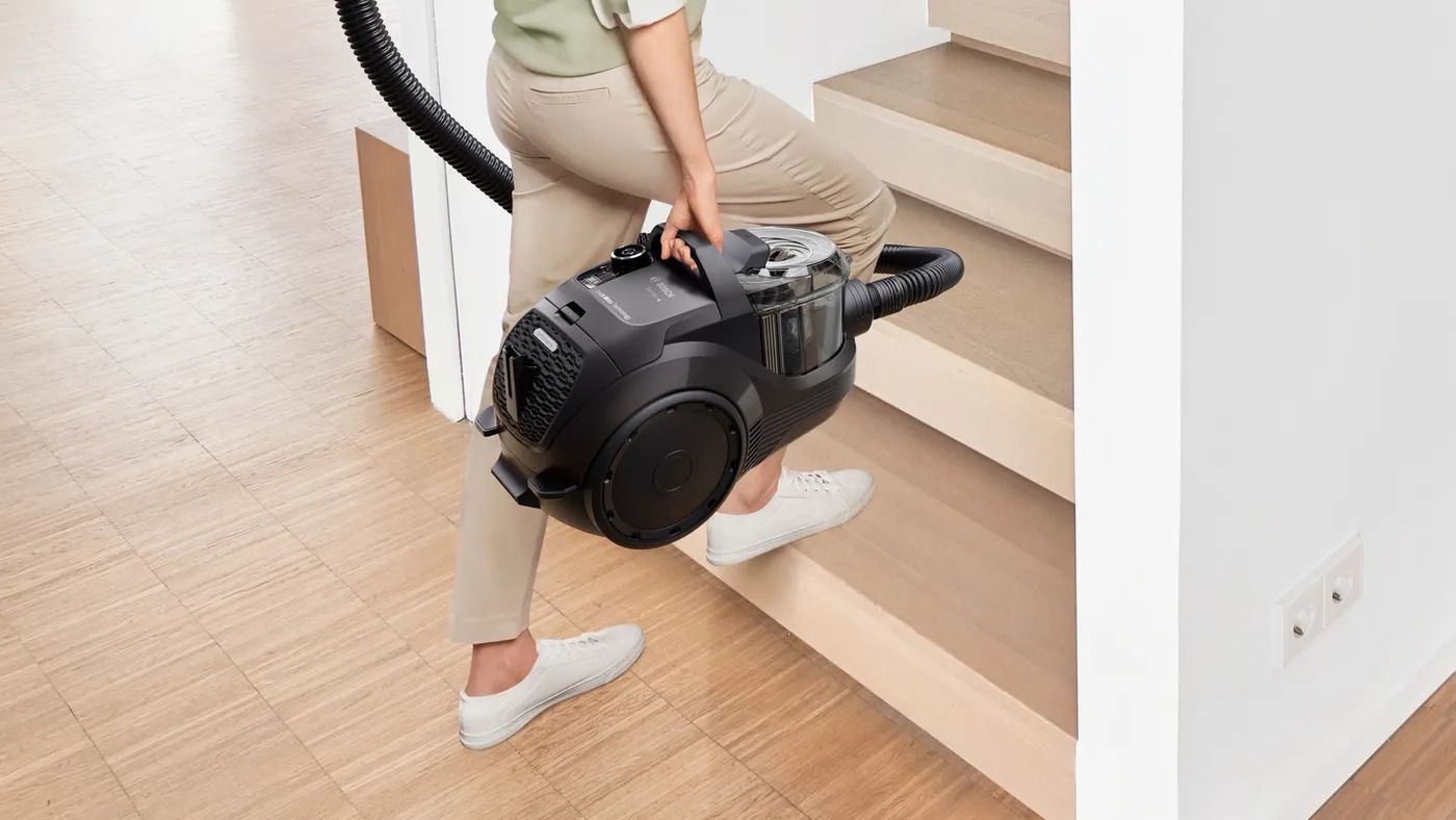 Bosch BGS21WX100 nhẹ chỉ khoảng 5kg, có tay xách tiện lợi, dễ dàng di chuyển giữa các tầng lầu.