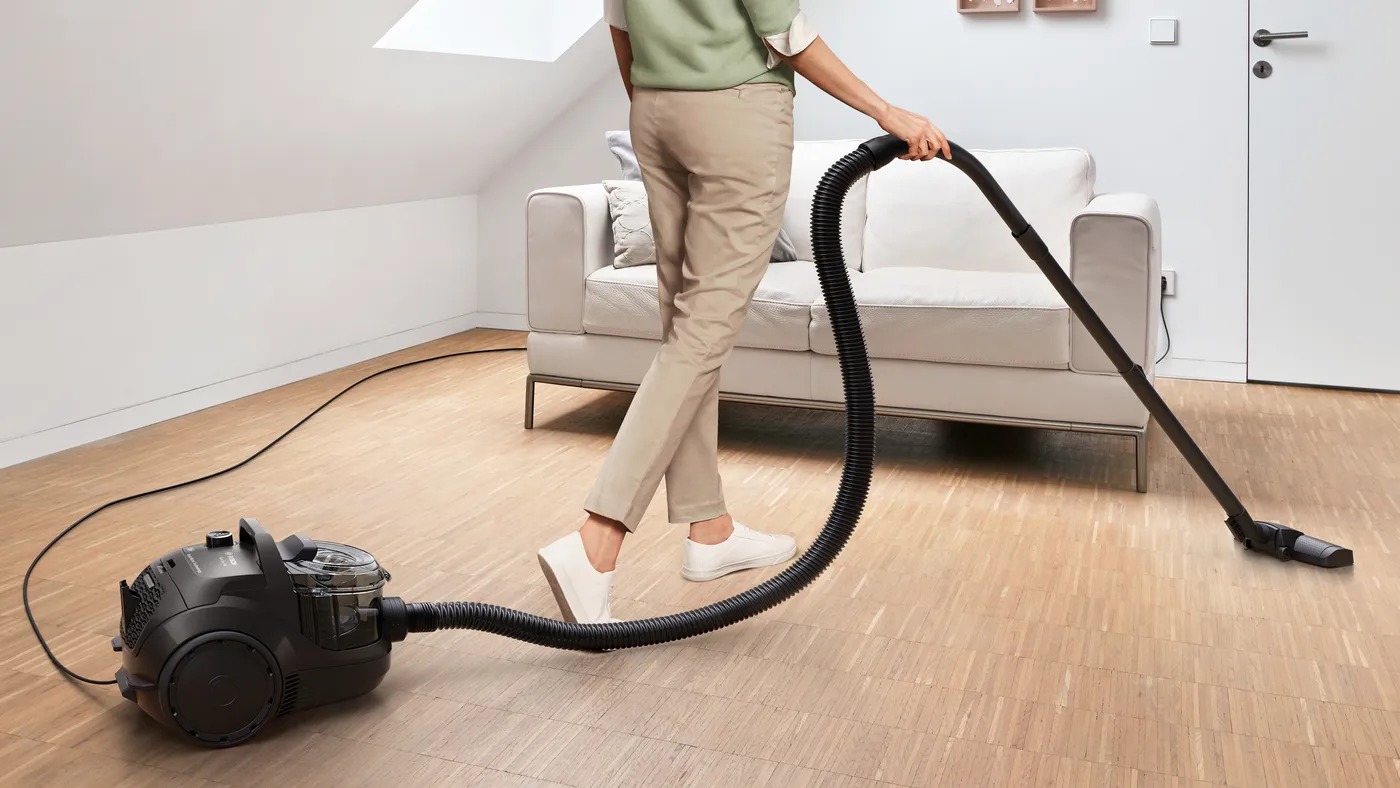 Bosch BGS21WX100 có dây điện dài 7m, bán kính hoạt động 10m, thu dây tự động tiện lợi, không vướng víu.